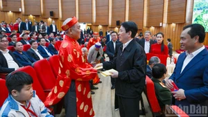 El presidente Luong Cuong transmite sus deseos por el Tet a ciudadanos de mayor edad en la provincia de Lao Cai.
