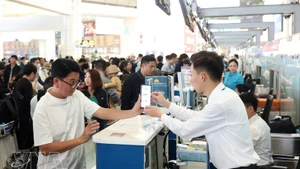 Un pasajero realiza los trámites de facturación en el aeropuerto internacional de Noi Bai. (Foto: VNA)