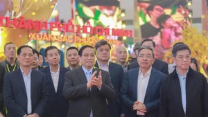 El primer ministro Pham Minh Chinh (segundo a la izquierda) y el viceprimer ministro Bui Thanh Son (primero a la izquierda) en el ensayo. (Foto: VNA)