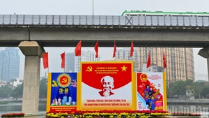 Conjuntos de carteles sobre la jornada de elecciones generales engalanan plazas, glorietas y espacios públicos de concentración masiva.