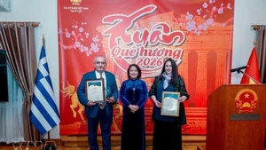 La embajadora entrega el XI Premio Nacional de Información al Exterior 2025 a sus amigos griegos. (Foto: VNA)