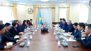 Escena del encuentro entre el viceprimer ministro permanente de Vietnam, Nguyen Hoa Binh, y el viceprimer ministro y titular de Economía Nacional de Kazajistán, Serik Zhumangarin. (Foto: VNA)