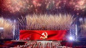 Un espectáculo de fuegos artificiales a gran escala, descrito como una sinfonía majestuosa, celebró el éxito del XIV Congreso Nacional del Partido Comunista de Vietnam en la noche del 23 de enero de 2026. (Foto: VNA)