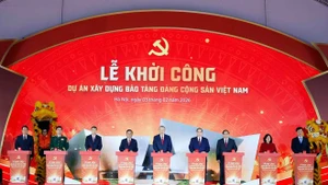 El secretario general del Partido Comunista de Vietnam, To Lam, y el primer ministro del país, Pham Minh Chinh, junto con otros delegados, en el evento. (Foto: VNA)