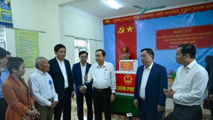 El presidente de la Asamblea Nacional de Vietnam y titular del Consejo Electoral Nacional, Tran Thanh Man, supervisa los preparativos de las elecciones generales para el período 2026-2031 en la provincia central de Nghe An. (Foto: Nhan Dan)