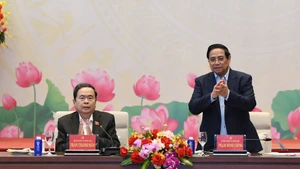 El secretario del Comité del Partido Comunista de Vietnam en el Gobierno y primer ministro, Pham Minh Chinh (de pie), y el secretario del Comité del Partido en la Asamblea Nacional y presidente de esta entidad, Tran Thanh Man, conducen la conferencia.