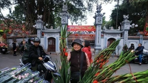 Residentes de Hanói van de compras para el Tet. (Foto: VNA)
