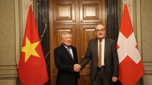 El viceprimer ministro permanente de Vietnam, Nguyen Hoa Binh (izquierda), y el presidente suizo, Guy Parmelin, se reúnen el 28 de enero en Berna. (Foto: VNA)