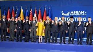 El ministro de Relaciones Exteriores de Vietnam, Le Hoai Trung, y delegados en el evento. (Foto: VNA)