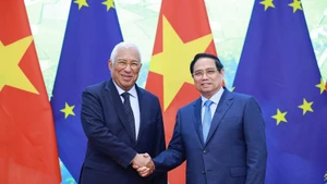 El primer ministro de Vietnam, Pham Minh Chinh (derecha), y el presidente del Consejo Europeo, António Costa. (Foto: VNA)