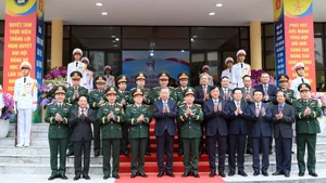 El secretario general del Partido Comunista de Vietnam, To Lam, y delegados a la reunión.