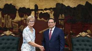 El primer ministro de Vietnam, Pham Minh Chinh, recibe a Christine Todd Whitman, quien al frente de una delegación de la Fundación Eisenhower realiza una visita de trabajo en el país. (Foto: Nhan Dan)