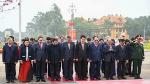 Dirigentes y exdirigentes del Partido y del Estado rinden homenaje al Presidente Ho Chi Minh.