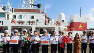 Dirigentes del Comité del Partido Comunista de Vietnam en la provincia de Khanh Hoa entregan regalos a la fuerza encargada de las elecciones anticipadas en la zona especial de Truong Sa. (Foto: VNA)