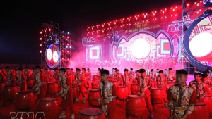 Actuación de tambores con motivo de la inauguración del Festival del Templo Tran 2025. (Foto: VNA)