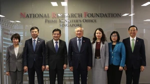 El viceprimer ministro vietnamita, Nguyen Hoa Binh, y el exviceprimer ministro y extitular de Finanzas de Singapur, Tharman Shanmugaratnam. (Foto: VNA)