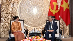 Escena de la reunión entre el secretario general del Partido Comunista de Vietnam, To Lam, y la embajadora saliente de Camboya, Chea Kimtha. (Foto: Nhan Dan)