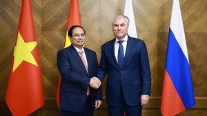 El primer ministro de Vietnam, Pham Minh Chinh (izquierda), se reúne con el presidente de la Duma Estatal de Rusia, Vyacheslav Volodin, en Moscú el 24 de marzo. (Foto: VGP)