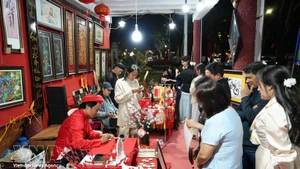 Turistas visitan un espacio de caligrafía en el barrio de Thuan Hoa, ciudad de Hue, durante el Año Nuevo Lunar 2026. (Foto: VNA)