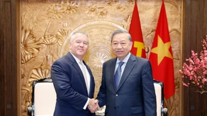 El secretario general del Partido Comunista de Vietnam, To Lam (derecha), recibe al secretario de Estado adjunto para Asuntos de Asia Oriental y el Pacífico de Estados Unidos, Michael DeSombre. (Foto: VNA)