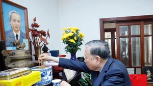 El secretario general del Partido Comunista de Vietnam, To Lam, rinde homenaje al difunto premier Pham Van Dong. (Foto: VNA)
