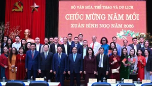 El primer ministro Pham Minh Chinh y delegados a la cita.