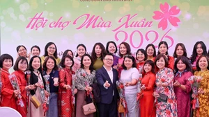 Le Quoc Minh, miembro del Comité Central del Partido Comunista de Vietnam, presidente-editor de Nhan Dan, subjefe de la Comisión de Propaganda y Movilización de Masas del Comité Central del Partido y titular de la Asociación de Periodistas del país, en la feria.