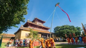 En la antigua capital de Hue, el Tet (Año Nuevo Lunar) comienza con el ritual de erigir el árbol Neu de Año Nuevo, siguiendo las ceremonias tradicionales de la dinastía Nguyen. (Foto: VNA)