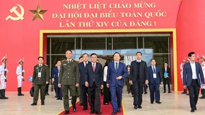 El miembro del Buró Político y miembro permanente del Secretariado del Comité Central del PCV, Tran Cam Tu, inspecciona el ensayo general de las labores de servicio para el XIV Congreso Nacional de la organización política. (Foto: Nhan Dan)