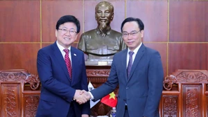 El ministro interino de Educación y Formación de Vietnam, Hoang Minh Son (derecha), y el titular de Educación de Corea del Sur, Choi Kyo-jin. (Foto: giaoducthoidai.vn)