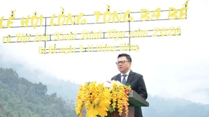 Le Quoc Minh, miembro del Comité Central del Partido Comunista de Vietnam (PCV), presidente-editor del periódico Nhan Dan (Pueblo), subjefe de la Comisión de Propagación y Movilización de Masas del Comité Central del PCV y presidente de la Asociación Nacional de Periodistas, interviene en la inauguración del doble evento. (Foto: Nhan Dan)