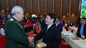 El presidente Luong Cuong felicita por el Tet a veteranos de guerra en Lao Cai. (Foto: Nhan Dan)