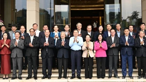 El presidente de la Asamblea Nacional, Tran Thanh Man, y la titular del Comité Central del Frente de la Patria de Vietnam, Bui Thi Minh Hoai, posan junto a los delegados a la conferencia.