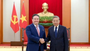 El secretario general del Partido Comunista de Vietnam, To Lam, recibe al embajador de Estados Unidos en el país, Marc Knapper.