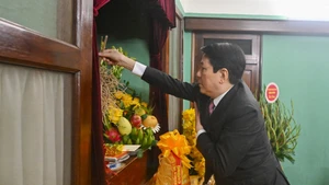 El presidente Luong Cuong coloca inciensos en homenaje al Presidente Ho Chi Minh en la Casa 67, ubicada en la Zona de Reliquias dedicadas al líder revolucionario en el Palacio Presidencial. (Foto: Nhan Dan)