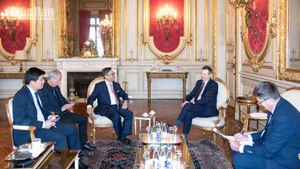Escena de la reunión entre el embajador de Vietnam en Francia, Trinh Duc Hai, y el prefecto del departamento de Bocas del Ródano, Jacques Witkowski. (Foto: Nhan Dan)