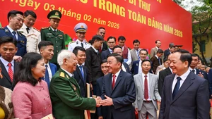 El integrante del Buró Político y miembro permanente del Secretariado del Comité Central del Partido Comunista de Vietnam, Tran Cam Tu, y delegados al encuentro.