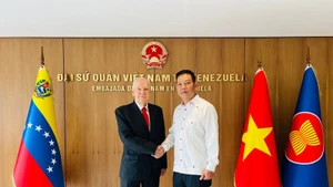 El presidente de la Casa de la Amistad Venezuela-Vietnam, Carolus Wimmer, y el embajador de Hanói en Caracas, Vu Trung My. (Foto: VNA)