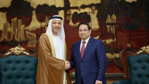 El primer ministro de Vietnam, Pham Minh Chinh (derecha), recibe al embajador emiratí en el país, Bader Abdullah Almatrooshi. (Foto: Nhan Dan)
