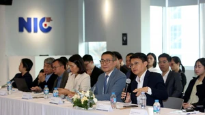 En el acto de lanzamiento de la exposición. (Foto: Nhan Dan)