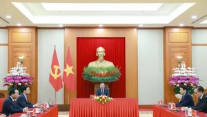 El secretario general del Partido Comunista de Vietnam, To Lam, sostiene el 24 de enero una conversación telefónica con el presidente de Rusia, Vladimir Putin. (Foto: VNA)