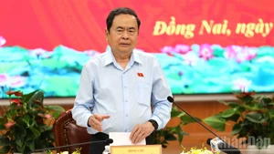 El presidente de la Asamblea Nacional de Vietnam y titular del Consejo Electoral Nacional, Tran Thanh Man, interviene en la reunión. (Foto: Nhan Dan)