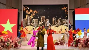 Artistas vietnamitas actúan en un festival celebrado en Udon Thani, Tailandia. (Foto: VNA)