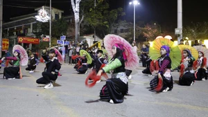 Las actuaciones callejeras son una de las actividades que atraen a los turistas al evento. (Foto: VNA)