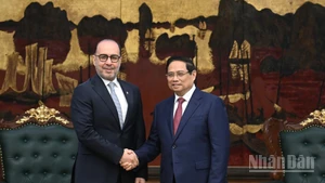 El primer ministro de Vietnam, Pham Minh Chinh (derecha), y el embajador de Catar en el país, Khalid Ali Abdullah Abel. (Foto: Nhan Dan)