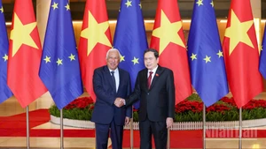El presidente de la Asamblea Nacional de Vietnam, Tran Thanh Man (derecha), recibe al presidente del Consejo Europeo, António Costa. (Foto: Nhan Dan)