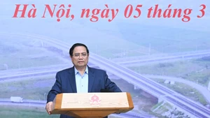 El primer ministro Pham Minh Chinh habla en la reunión. (Foto: Nhan Dan)