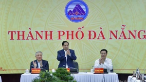 El primer ministro de Vietnam, Pham Minh Chinh, preside la sesión de trabajo. (Foto: VNA)