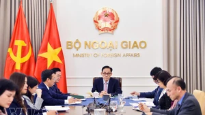 El ministro de Relaciones Exteriores de Vietnam, Le Hoai Trung, mantiene una conversación telefónica con su homólogo surcoreano, Cho Hyun. (Foto: VNA)