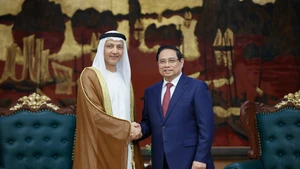 El primer ministro de Vietnam, Pham Minh Chinh, y el embajador de los Emiratos Árabes Unidos en el país, Bader Almatrooshi.